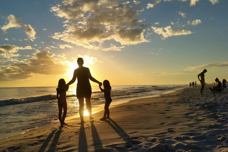 Op-ed: Avoid those vacation photo-ops to actually enjoy the moment