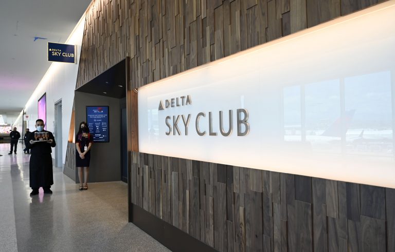 United maintains elite status requirements for 2027, but here’s what’s changing
